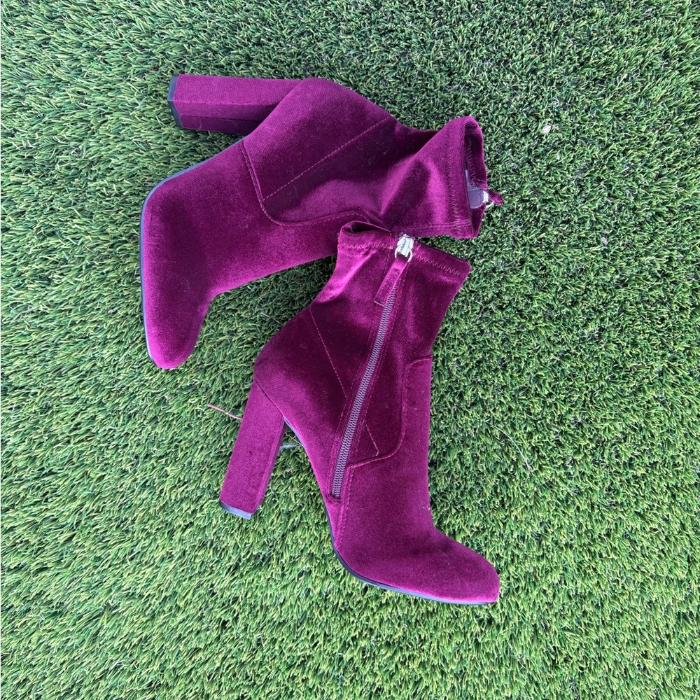 *****SOLD*****Steve Madden velvet boots NEW 6.5